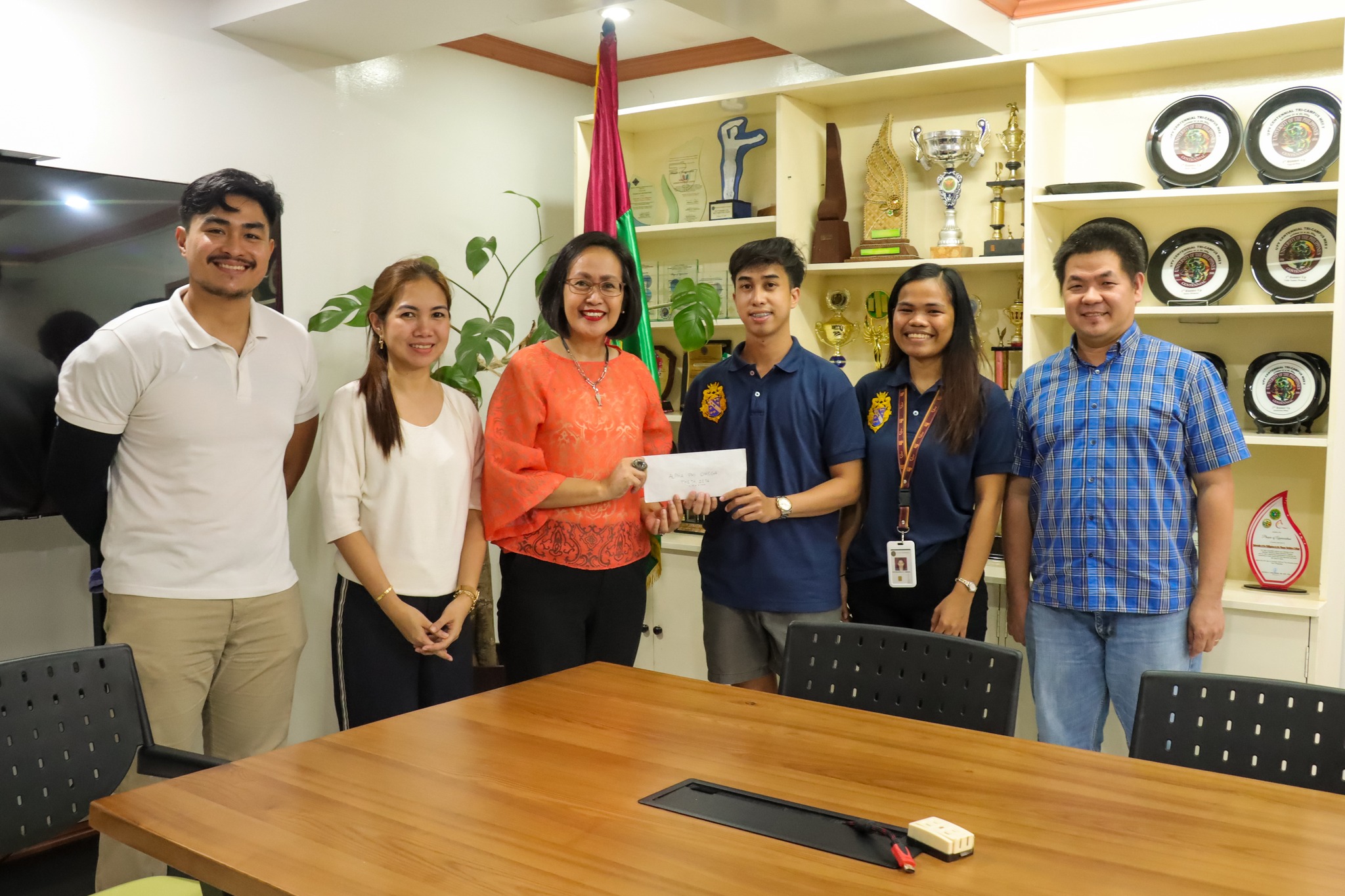 UP Tacloban receives donation from APO